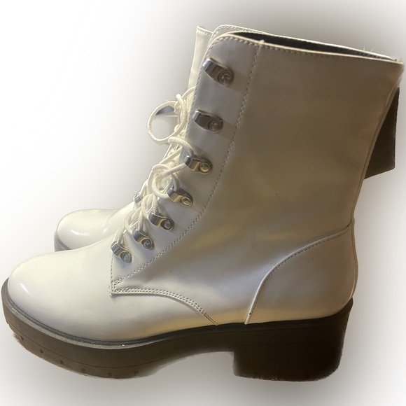 FOREVER 21 WOMENS BOOTS WHITE PATENT LEATHER - Picture 4 of 4